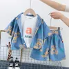 Kledingsets Kid Boy Summer Cleren Bear Print denim shirt shorts en jeans 2pcs jas boven broekpak kinderen trainingspakken y23