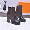 2024 Designer Paris Stivali con plateau Stile casual Street Plain Pelle Tacco largo Donna Trim Cerniera Suola in gomma Desert Martin Scarpe da ginnastica invernali