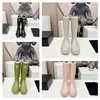 Sandali di marca C canna stivali da pioggia designer femminile stivale in gomma in gomma ginocchiera di lusso verde rosa verde 32 cm Rainboot stivali acqua vetrini stivali per piattaforma pioggia scarpa impermeabile al ginocchio