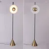 Lampy podłogowe nordycka LED Modern lampa Kreatywne szkło stojące światło reflektorów Sypialnia salon prosta pion