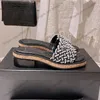 Kvinnors tofflor glider son låga sandaler chunky klackar 3 cm bilder med faux pärlor ladie quiltad textur sommar retro mules flickor slingbacks klädskor med dammväska