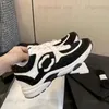 designer män sneaker kvinnor stickat tyg mocka kalvskinn laminerade tränare läder snörning upp stickning sko populär casual sko lyxbutik sneaker vit guld silver