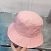 2024 Nouveau chapeau de seau chapeaux de créateurs de luxe uv pare-soleil casquette couleur unie mode charme chapeau broderie femmes hommes parasol couple chapeau cent takecasual casquette d'été agréable