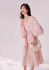 Vestidos casuais rosa romântico de renda de costas abertas 2023 Manga de bolha longa Vestido de seda de rua de rua