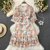 Högkvalitet och mild stil klänning kortärmad v-hals midjebandshow Slim Medium Length Hook Flower Hollowed Out Print Lace Dress