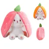 18 cm kreativ rolig docka morot kanin plysch leksak fylld mjuk kanin som gömmer sig i jordgubbspåse leksaker för barn flickor födelsedagspresent