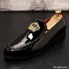 Klänningskor designer varumärke casual män britain krona broderi rivet oxford hemkomst bröllop prom loafer sapato social zapatos 230510