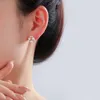 Boucles d'oreilles polyvalentes européennes et américaines en cuivre incrusté de perles brillantes en zircon, luxe léger et boucle d'oreille en argent simple et résistante aux allergies