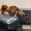 För kvinnor klassiska runda ram solglasögon män unisex designer goggle strand solglasögon uv400 med låda
