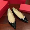 Designer Sandales Talons Plats Rivets Chaussures Pointues Femmes Peu Profondes En Cuir Véritable Noir En Cuir Verni Rouge Chaussures De Mariage Avec Sac À Poussière 35-44