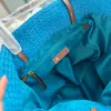 ストロー織りバッグ、大容量のショッピングバッグ刺繍文字ハイエンドハンドバッグレザーショルダーストラップ、ジッパーポケット、多機能シングルショルダーバッグ