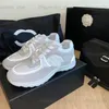 designer män sneaker kvinnor stickat tyg mocka kalvskinn laminerade tränare läder snörning upp stickning sko populär casual sko lyxbutik sneaker vit guld silver