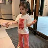 Completi di abbigliamento 2023 Nuovi vestiti estivi per ragazzi Set New Sport Bear Print Cotton Crop Top T Shirt + Wide Long Pant Suit Corea Bambino Tuta Y23