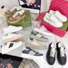 Designers skor män kvinnor vit präglade läder retro sneakers tränare 4 cm tjock botten tränare äkta läder lyxiga casual sko utomhus sneakers 05