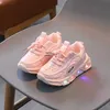Athletic Outdoor Children's Light-Up Shoes 2023 Spring en herfst Nieuwe Casual Boys 'Sports White Shoes Girls Candy-Colored Light-Up Sneakers