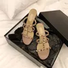 Sandália de designer de luxo sandálias de verão femininas sapatos deslizantes chinelo 2023 novas sandálias de couro rebite salto grosso feminino moda versátil salto alto de 6 cm