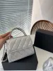 Moda feminina Bolsa de mão Designer Mini bolsa com aba Alça superior Ombro Bolsas crossbody Clássicas Bolsas acolchoadas com diamantes Ferragens douradas Alça de corrente Bolsas luxuosas