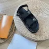 kvinnors sommarsandaler Designer Ny stil lädersandaler med platt botten Mode Cowboytryck Sandal Fritid Gladiator Sandbeach Skor Sandal