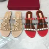 Sandals Designer Summer Femmes Color Rivets Spiked Gladiator Plats Plats de pierres Sangle Sandal Sandale Chaussures Ajustements Ajustement