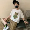 Setssuits 여름 캐주얼 소년면 만화 베어 Tshirt Topskhaki 반바지 반바지 팬츠 학교 어린이 트랙 슈트 어린이 2 피스 복장 214 년 230510