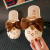 Slipper 2023 Summer Girls Slippers Корейскую версию мягкая подошва принцесса повседневная милая и сладкая ретро -ботинок с бахновыми ногами. Плоские каблуки