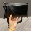 Bolsos de cintura pequeños lindos negros Busto Hombro Cruz Solapa Sillín Diseñador de lujo Mujeres Cuerpo Liso Vintage Bolsos de cuero genuino Bolso de sobre con solapa Bolso Totes