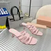 Pantofole firmate di marca Sandali da donna color caramella Pantofole romane Infradito da spiaggia estiva di lusso Miu Mules Pantofola in pelle 2023