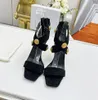 Scarpe da donna a spillo Pelle di design di lusso Sandali con bottoni dorati Cerniera posteriore Design 9,5 cm Tacchi alti Festa nuziale Fabbrica di scarpe Scatola per scarpe