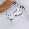 Pierścienie klastra Białe kamienne pierścionek Kobiety okrągły Moonstone Sterling 925 Srebrna luksusowa biżuteria mody Bague Argent Pierre de lune Blanche Femme