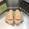 2024 NYA DESIGNER KVINNOR Tjock Sole Sandals Canvas Platform Slipers Real Leather Beige Brick Red Colors Beach Slides Slipper Outdoor Classic Size 35-40