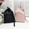 보석 파우치 10pcs 드로우 스트링 선물 실크 가방 블랙 핑크 화장품 커스텀 맞춤형 로고 웨딩 파티 사탕 자루 호의 가방