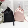 Takı Torbaları 10 PCS Drawstring Hediye İpek Çantalar Siyah Pembe Kozmetik Kişiselleştirilmiş Logo Düğün Partisi Şeker Çuval Çanta Çanta