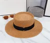 Designer simples letra clássica de palha chapéu feminino de verão feminino Visor Hat to Top Inglaterra Pequenas chapéus de primeira linha de viagem Viagem de férias à beira da praia