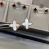 Heta designer smycken fyra bladgräsörhängen för kvinnor lyckliga örhängen med diamantröd chalcedony vit fritillaria öronklipp bröllop engagemang gåva