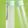 Bottiglia d'acqua per sport di grande capacità all'aperto Tazza di plastica smerigliata Tazza da regalo per bottiglia di plastica con corda portatile Stampa personalizzabile