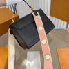 Роскошные дизайнерские пакеты на плечо сумочка модные скручивание простые кожа маленький квадратный бренд кошелек кошелек популярный металлическая цепь V с пряжкой в ​​форме сумка для мессенджера