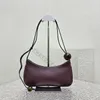 Topp Le Bisou Cadenas Suede Shoulder Bag Perle Leather Hobo Handväskor Dragkedja Stängning Guldtonad logotyp Hänglås Justerbar Buckled Shoulder Strap 23 Ny handväska