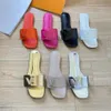 Slippers en cuir breveté de luxe Pantanes de créateurs pour femmes Sandale à fond plat Sandale de haute qualité Haubaise de sable de sable de sable de sable