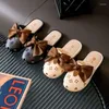 Slipper 2023 Summer Girls Slippers Корейскую версию мягкая подошва принцесса повседневная милая и сладкая ретро -ботинок с бахновыми ногами. Плоские каблуки