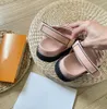 kvinnors sommarsandaler Designer Ny stil lädersandaler med platt botten Mode Cowboytryck Sandal Fritid Gladiator Sandbeach Skor Sandal