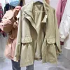 Kvinnorjackor Student Trench Coat Kvinna 2023 Spring Autumn Women Basic Coats Casual Hooded Jacket med foder Khaki Topps Drawstring White