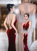 Eleagnt rojo Vestidos para la madre de la novia Precioso collar de cristal borlas Apliques de encaje en la espalda Vestido de noche de terciopelo sexy Escote en v Cóctel dividido lateral Desgaste formal de la novia