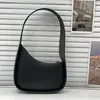 A bolsa de meia lua de lua bolsa axilar bolsas de luxo de couro de luxo de gira de gira plana tira de ombro de ombro de fechamento de zíper curvado embreagem