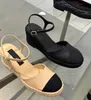 Designer sandaler kvinnor sexiga höga klackar utomhus bekväma plattskor bröllopsklänning svart vit sko ankel remsandaler med ruta 35-40