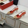 العلامة التجارية الفاخرة High Heel Sandals Women Summer Designer Pointed Classics Gold-V Metal Buckle 4cm 6cm 8cm 10cm الكعب الرقيق أحذية زفاف حمراء مع حقيبة الغبار 34-44 L13