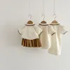 Famille Correspondant Tenues Mère Enfants D'été À Manches Courtes Vintage Broderie Ours Plissée Jupe Polos Bodys Robes Filles Bébé Vêtements 230511