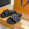 2023 Designers Luxe zwembadkussen Mules Dames Sandalen Zonsondergang Flat Comfort Mules Gevotte voorste riem Slippers Echt lederen modieuze gemakkelijk te dragen dia's B2