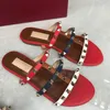 Sandals Designer Summer Femmes Color Rivets Spiked Gladiator Plats Plats de pierres Sangle Sandal Sandale Chaussures Ajustements Ajustement