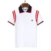 Polos de polo diseñador Polos camisas para hombre enfoque de moda bordado serpiente paletas pequeñas abejas de impresión ropa ropa camiseta para hombres en blanco y negro camiseta