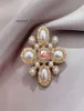 Enkla dubbla bokstäver Kvinnor Luxur Designer Brosches Brand Design Crystal Pearl Brosch Suit Pin Wedding Jewelry Accessori1940324